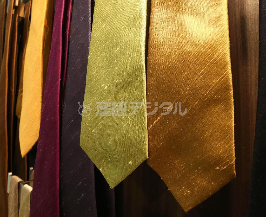 シャンタン生地のネクタイに斜めに入った節（ネップ）＝２０１５年３月３日、東京都中央区銀座（野村成次撮影）