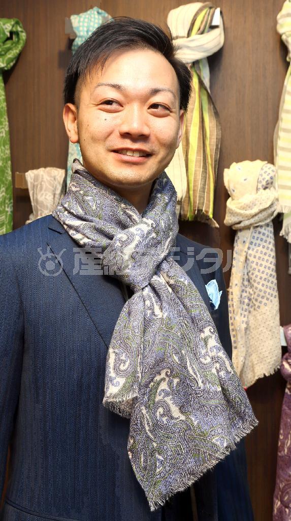 フェアファクスのインポートストール（１万４０００円）は冬物より軽やかに、ふんわりシンプルに巻こう＝２０１５年３月３日、東京都中央区銀座（野村成次撮影）