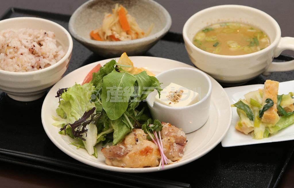 忙しいサラリーマンやＯＬが摂取し辛い健康志向の食材を豊富に使った「日替わりランチ」＝２０１５年２月１０日、京都市中京区（寺口純平撮影）