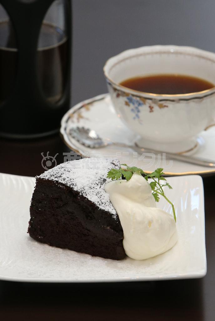 甘さは控えめだがチョコの濃厚さが楽しめる「ガトーショコラ」（４５０円）＝２０１５年２月１０日、京都市中京区（寺口純平撮影）