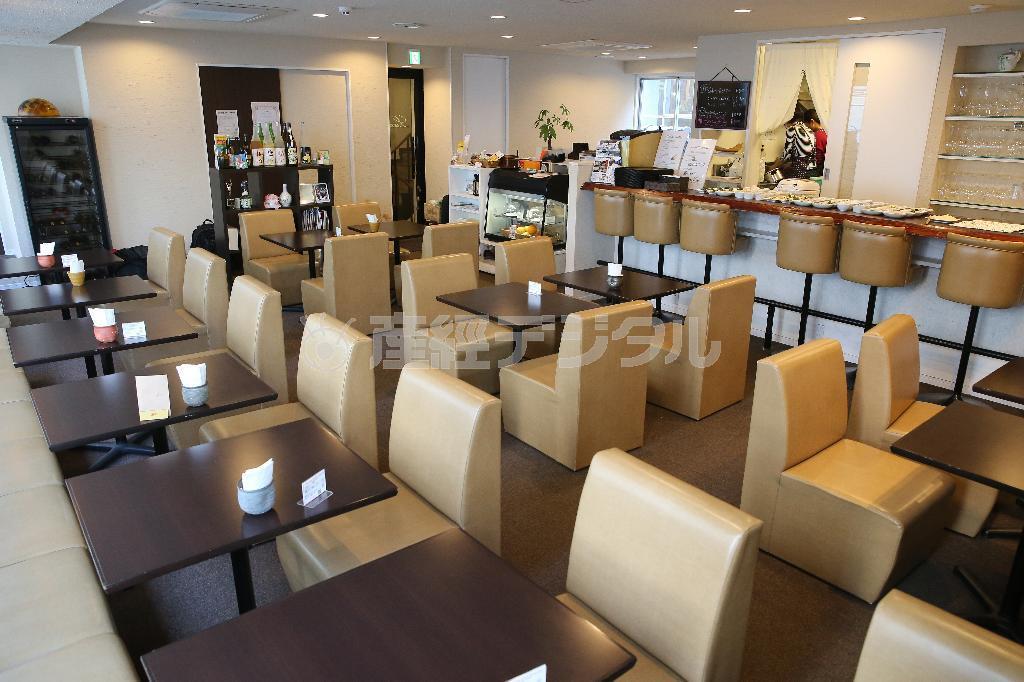 広々とした店内は、昼夜問わず、近隣オフィス街で働くＯＬやサラリーマンで賑わう＝２０１５年２月１０日、京都市中京区（寺口純平撮影）