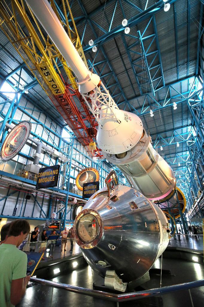 全高１１０メートルの宇宙ロケット「サターンＶ」（上）とアポロ宇宙船（下）。展示品は実際に使われたものや予備機などの「本物」ばかりだ＝２０１４年１２月７日、米フロリダ州ケープカナベラルのケネディ宇宙センター（早川洋祐撮影）