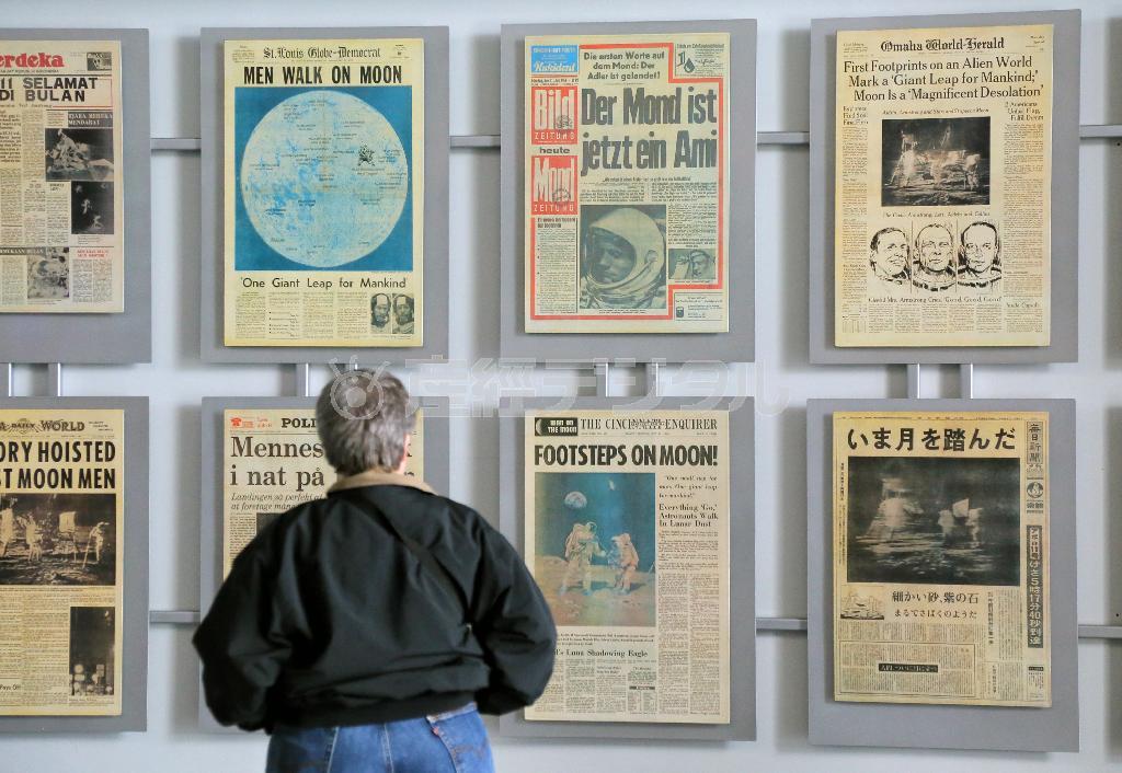 １９６９年７月２０日のアポロ１１号による人類初の有人月面着陸の成功を伝える世界各国の新聞がならぶ＝２０１４年１２月７日、米フロリダ州ケープカナベラルのケネディ宇宙センター（早川洋祐撮影）