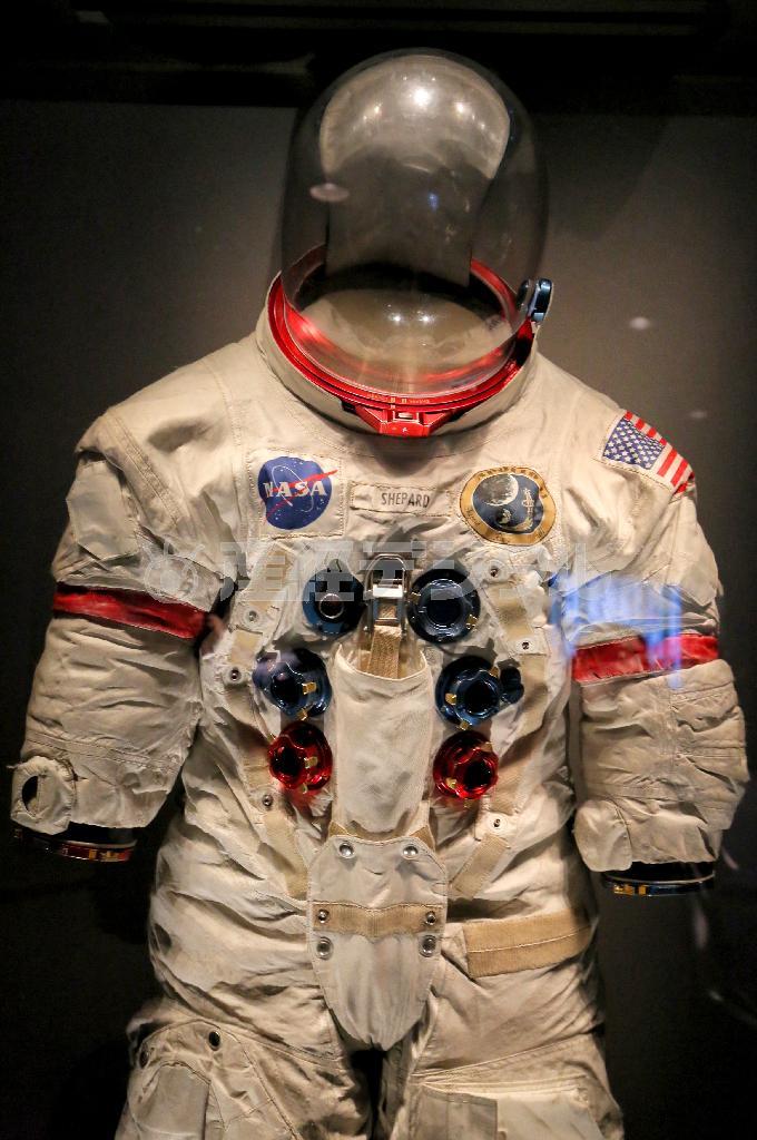 米国人のアラン・シェパード宇宙飛行士が、アポロ１４号搭乗時に使用した宇宙服。実際に月面歩行にも使用された「本物」が醸し出す雰囲気に、思わず見入ってしまう＝２０１４年１２月７日、米フロリダ州ケープカナベラル（早坂洋祐撮影）