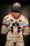 米国人のアラン・シェパード宇宙飛行士が、アポロ１４号搭乗時に使用した宇宙服。実際に月面歩行にも使用された「本物」が醸し出す雰囲気に、思わず見入ってしまう＝２０１４年１２月７日、米フロリダ州ケープカナベラル（早坂洋祐撮影）