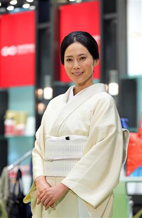 日本橋高島屋で行われた「ＯＭＯＴＥＮＡＳＨＩＳｅｌｅｃｔｉｏｎ」のオープニングイベントに登場した中谷美紀さん（中央）＝１１日、東京都中央区（蔵賢斗撮影）