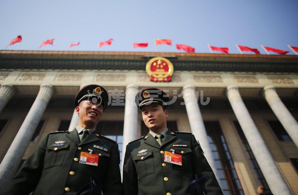 全人代に出席する中国人民解放軍の代表ら＝２０１５年３月５日、中国・首都北京市西城区の人民大会堂（ロイター）