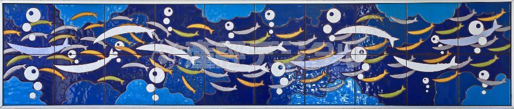 災害公営住宅のエントランスに飾られた、タイル２０枚の大作「秋刀魚の群れ」。サンマは女川町の特産物＝２０１５年、宮城県牡鹿郡女川町（鈴木健児撮影）