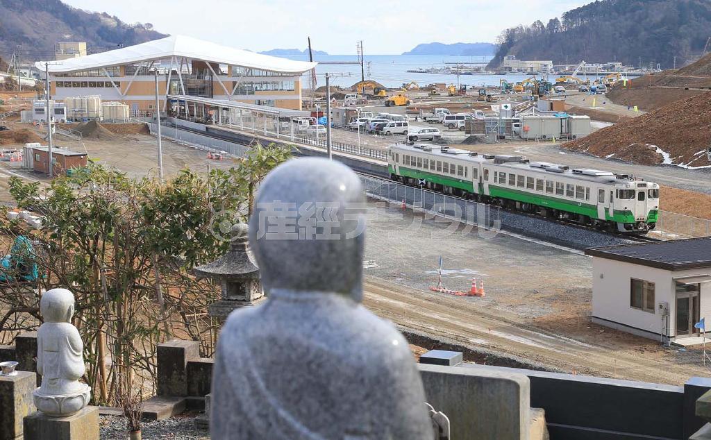 ＪＲ石巻線の全線再開に向けて、試運転が繰り返される。高台からは新しく生まれ変わる女川の町が一望できる＝２０１５年２月６日、宮城県牡鹿郡女川町（鈴木健児撮影）