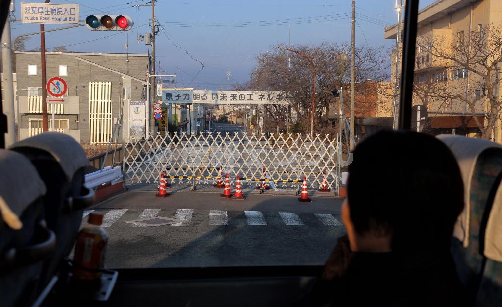 国道６号線を走るＪＲ東日本の代行バスから見た双葉郡双葉町の風景＝２０１５年２月１２日、福島県（早坂洋祐撮影）