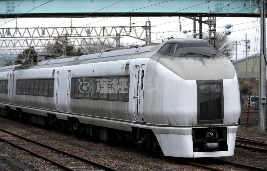 東日本大震災で分断されたＪＲ常磐線。原ノ町駅の特急スーパーひたちは震災以降走ることなく停車したままになっている＝２０１５年３月１日、福島県南相馬市（早坂洋祐撮影）