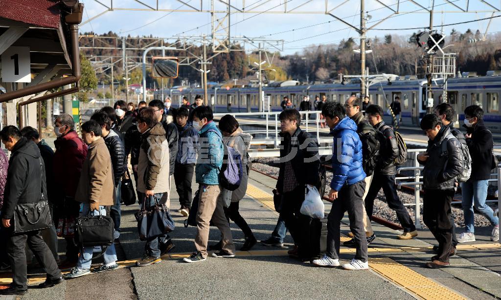 朝、電車から降りる人でにぎわうＪＲ常磐線竜田駅＝２０１５年３月２日、福島県双葉郡楢葉町（早坂洋祐撮影）