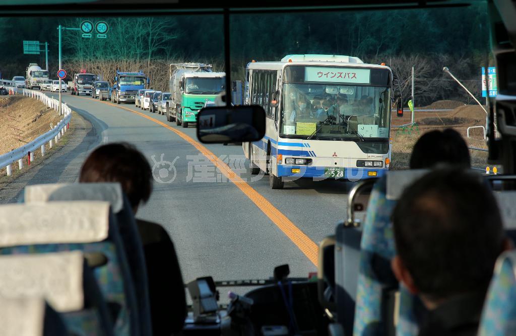 双葉郡富岡町に入ると対向車線にはＪビレッジと福島第１原発を往復するバスや業務車両が列をなしていた＝２０１５年３月２日、福島県（早坂洋祐撮影）