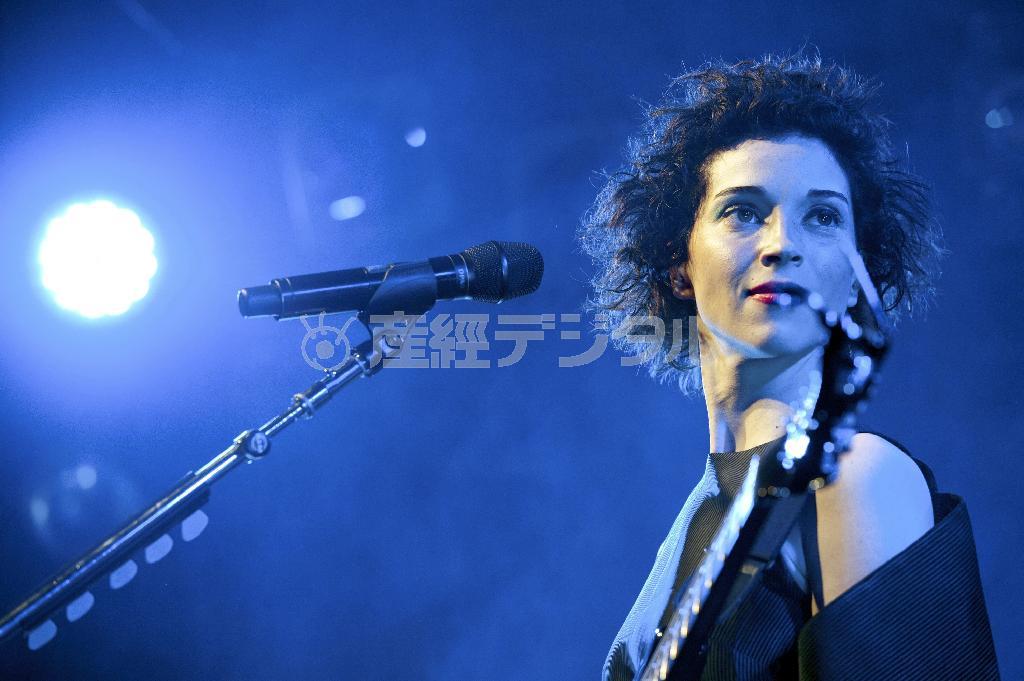 緻密に計算されたステージのようで、観客の中にダイヴするエネルギッシュな面も持つ＝２０１５年２月２０日、東京都渋谷区の渋谷クラブ・クアトロ（ＭＡＳＡＮＯＲＩ＿ＮＡＲＵＳＥさん撮影、提供写真）