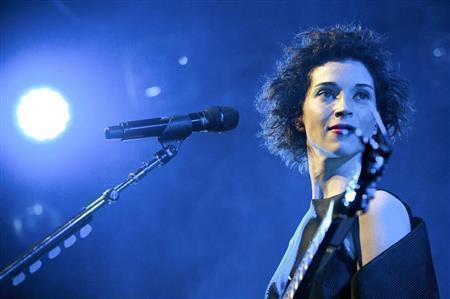 緻密に計算されたステージのようで、観客の中にダイヴするエネルギッシュな面も持つ＝２０１５年２月２０日、東京都渋谷区の渋谷クラブ・クアトロ（ＭＡＳＡＮＯＲＩ＿ＮＡＲＵＳＥさん撮影、提供写真）