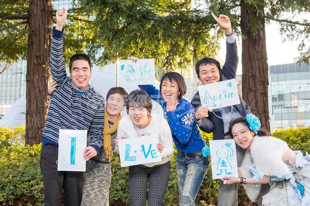 合言葉は「タンクローリー！」。（左から）中村洪太さん、文子さん、小春さん、一般社団法人「Ｇｅｔ＿ｉｎ＿ｔｏｕｃｈ」理事長の東ちづる、片岡聡さん、菊地啓子さん。菊地さんのドレスはこの日のためのお手製（越智貴雄さん撮影）