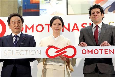 日本橋高島屋で「おもてなしセレクション」の展示、販売がスタートすることを記念して行われたオープンイベントに臨む女優の中谷美紀さん（中央）ら＝１１日午前、東京都中央区（蔵賢斗撮影）