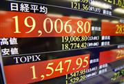 日経平均株価が一時１万９０００円を超えたことを示すボード＝１２日午後、東京・東新橋