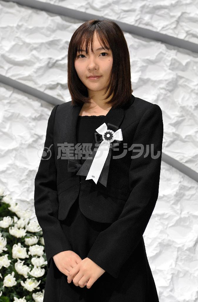 宮城県の遺族代表の菅原彩加さん＝２０１５年３月１１日、東京都千代田区・国立劇場（内閣府提供）