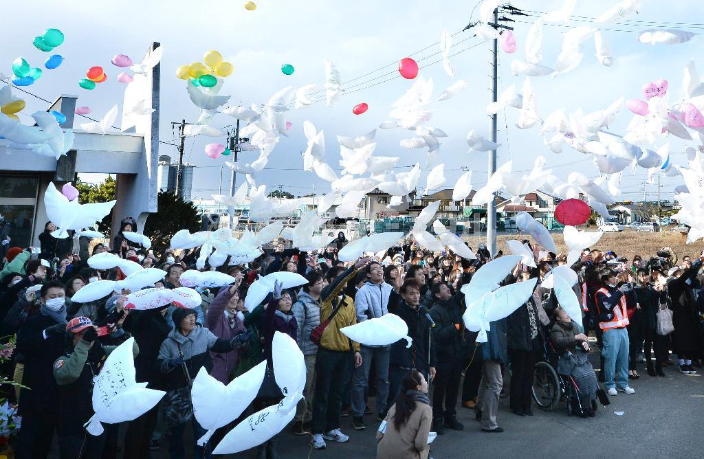 津波で生徒らが犠牲になった宮城県名取市の旧閖上（ゆりあげ）中学校では、ハト形の風船約３６０個を海の方角へ飛ばして犠牲者を悼んだ＝２０１５年３月１１日午後（宮崎瑞穂撮影）