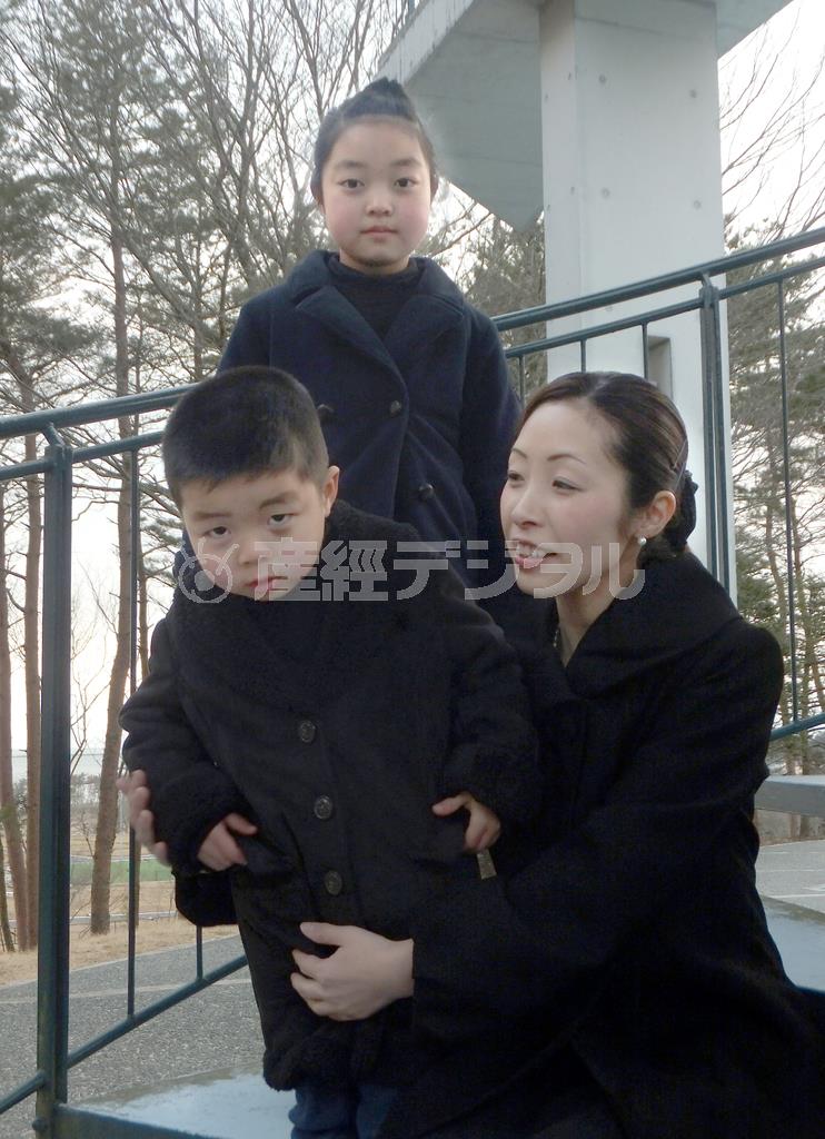 追悼式を終えた（右から）佐藤貴子さん、長女の風花（ふうか）ちゃん、長男の丈留（たける）君＝２０１５年３月１１日、宮城県宮城郡七ケ浜町（滝口亜希撮影）