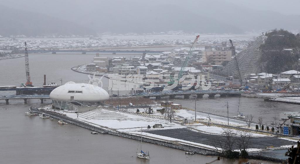東日本大震災から４年を迎えた宮城県石巻市内はうっすらと雪が積もった。復興工事が進む一方で、人口減少が続いている＝２０１５年３月１１日（尾崎修二撮影）