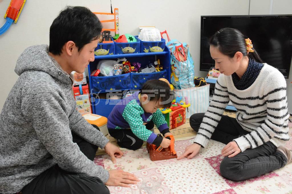 長男の救人（きゅうと）君を笑顔で見つめる飯川賢太さん夫妻。仮設住宅は狭かったが、逆に子供によく目が届いたという＝２０１５年２月１１日、宮城県東松島市（木下慧人撮影）