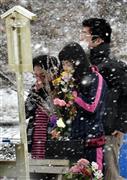 津波で多くの児童と教職員が犠牲になった宮城県石巻市の大川小学校では、朝から雪が舞う中、祈りをささげる人たちの姿が見られた＝２０１５年３月１１日午前（竹川禎一郎撮影）