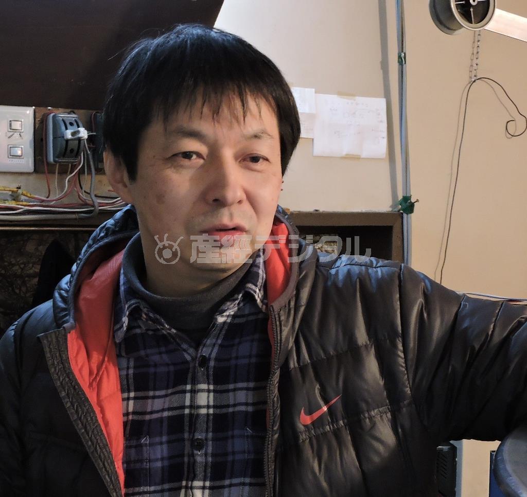 本渡第一映劇の支配人の柿久和範さん。映写室で＝２０１５年２月１５日、熊本県天草市（藤沢志穂子撮影）