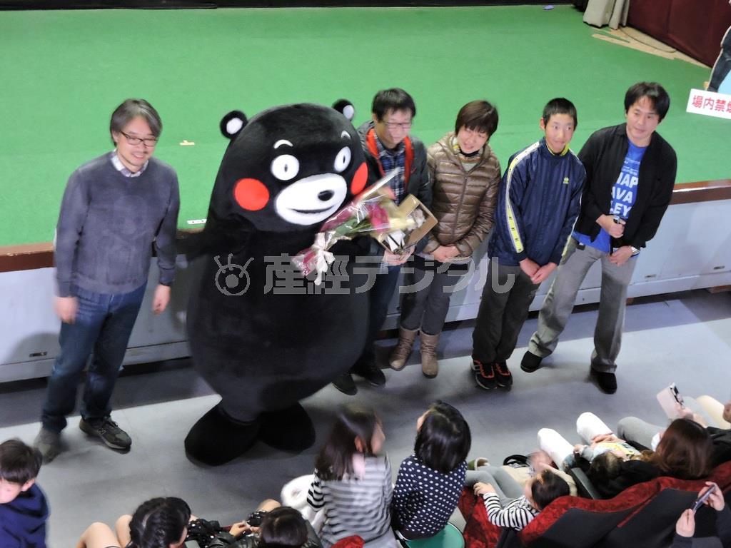 本渡第一映劇で、「ふるさとで、ずっと。」の未完成版の上映後にあいさつする（左から）小山薫堂（こやま・くんどう）さん、くまモン、柿久和範さん、妻の敬子さん、三男の和駒さん、応援にかけつけた佐藤竹善さん＝２０１５年２月１５日、熊本県天草市（藤沢志穂子撮影）