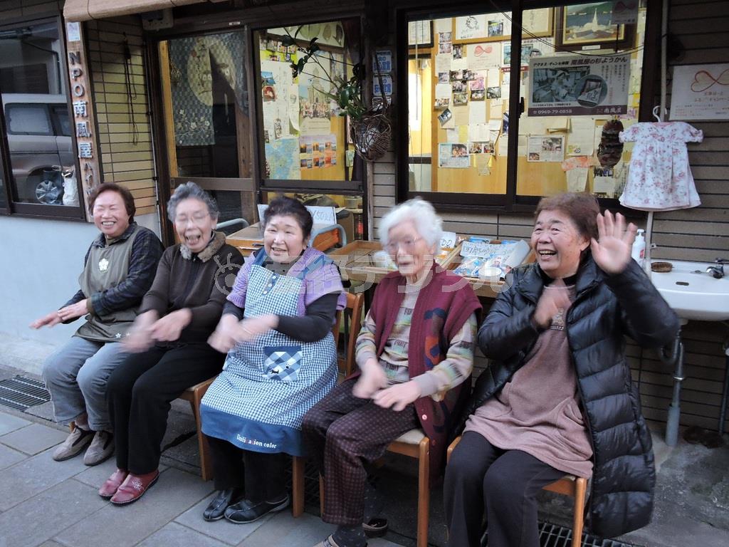 おばあちゃんたちも、いつもおしゃべりしている溜まり場でハミング。「踊っちゃった方が歌いやすいよ」とニッコリ＝２０１５年２月１４日、熊本県天草市（藤沢志穂子撮影）