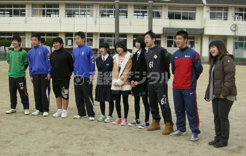 ３月で廃校になる天草市立坂瀬川中学校では、在校生に卒業生も集まって体を揺らしながらハミング＝２０１５年２月１５日、熊本県天草市（藤沢志穂子撮影）