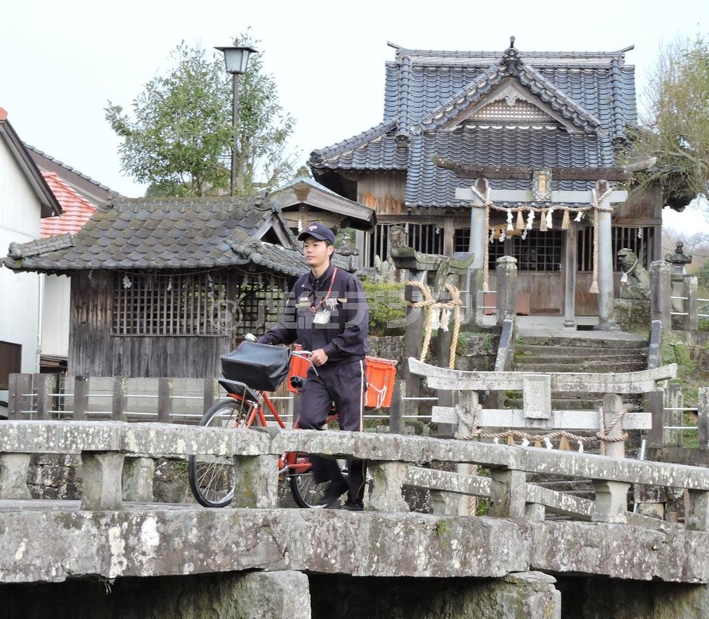 熊本県天草市にある国の重要文化財の祇園橋では、本渡第一映劇に「ふるさとで、ずっと。」のフィルムを配達する郵便配達員のシーンを撮影。１６３７年の島原の乱で、キリシタン軍と唐津藩が死闘を繰り広げた場所＝２０１５年２月１５日（藤沢志穂子撮影）