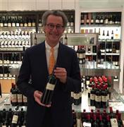 ポムロール地区の「シャトー・オザンナ２００６」を手にクリスチャン・ムエックス氏＝２０１５年３月６日、東京都中央区銀座のエノテカ・ミレ銀座店（青木冨美子さん撮影）