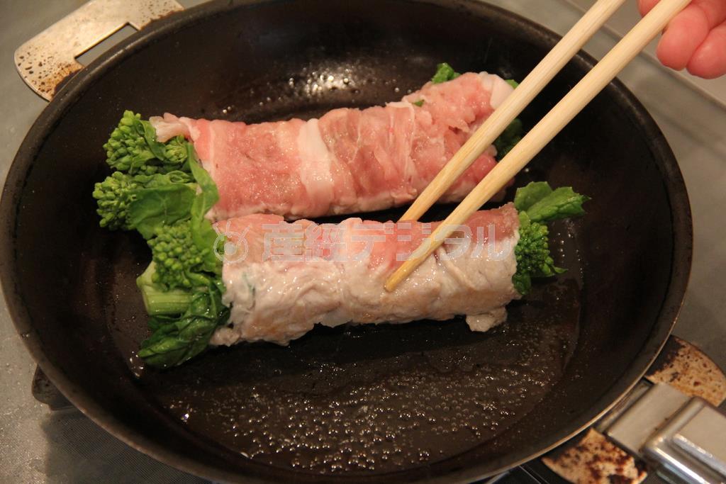 菜の花の肉巻き（作り方２）＿＿サラダ油を熱し、（作り方１：調理した肉巻き）を転がしながら焼いて、蓋をして中まで火を通す（田中幸美撮影）