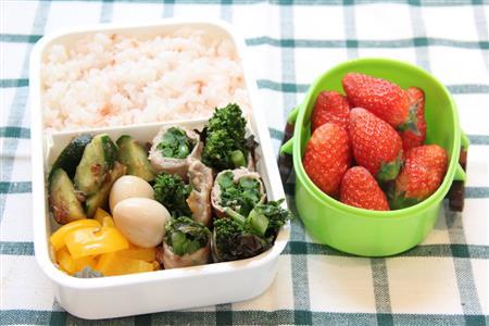 菜の花の肉巻き弁当。※６５２ｋｃａｌ、塩分２．８グラム（１人分）