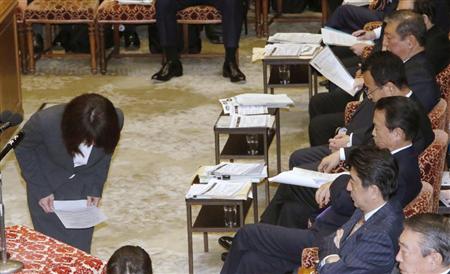 衆院予算委で答弁を終え、一礼する中川郁子農水政務官＝１３日午前