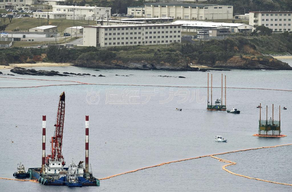 辺野古沖で再開された海底ボーリング調査。奥は米軍キャンプ・シュワブ＝２０１５年３月１２日午前、沖縄県名護市（共同）