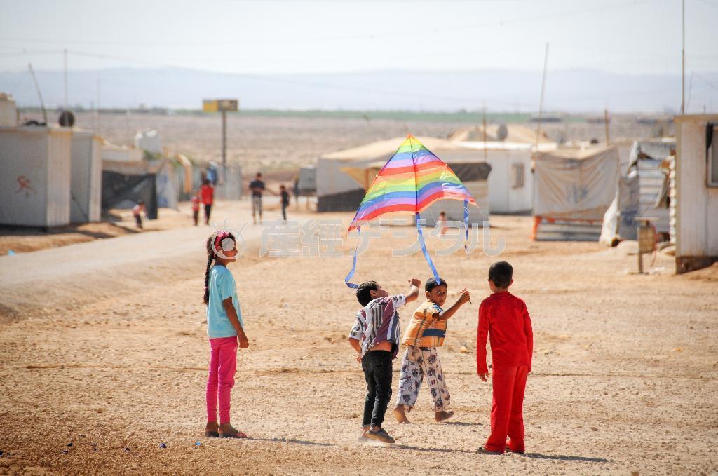 ヨルダンの難民キャンプでたこ揚げをして遊ぶ子供たち＝２０１４年９月１０日（ワールド・ビジョン・ジャパン撮影）