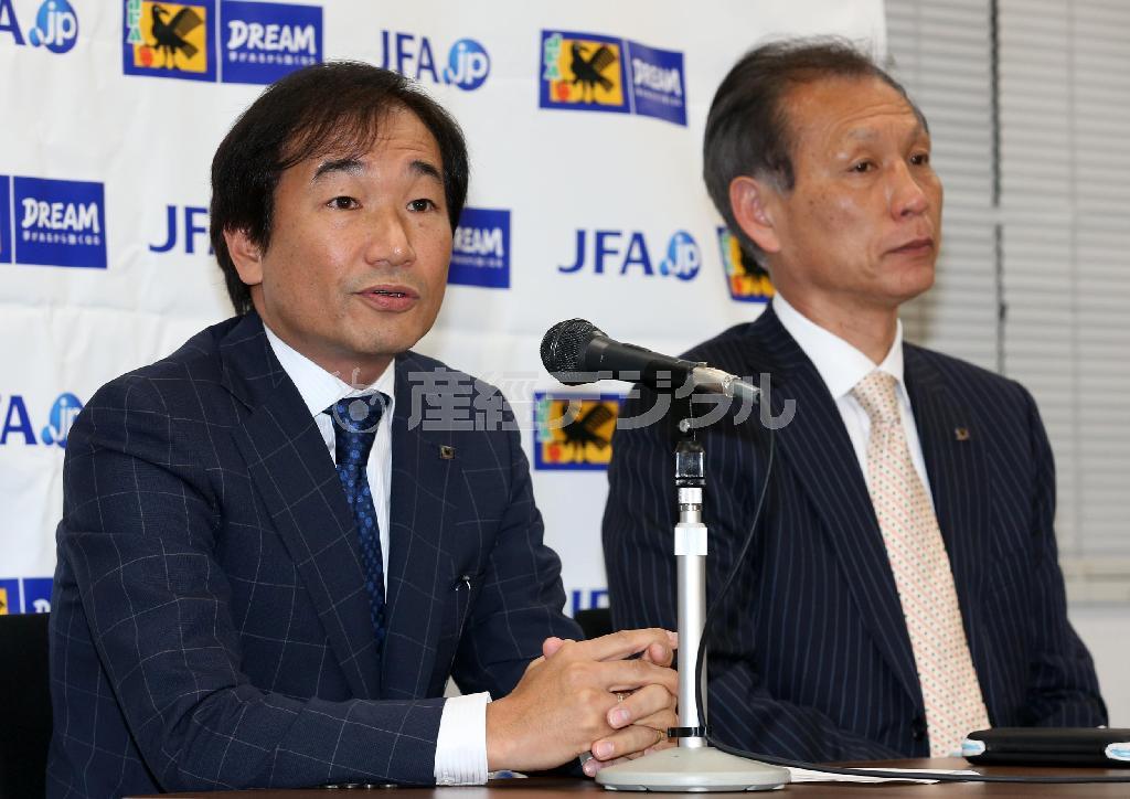 代表監督決定の会見に臨む日本サッカー協会の原博実専務理事（右）と霜田正浩強化担当技術委員長＝２０１５年３月１２日、東京都文京区（中井誠撮影）
