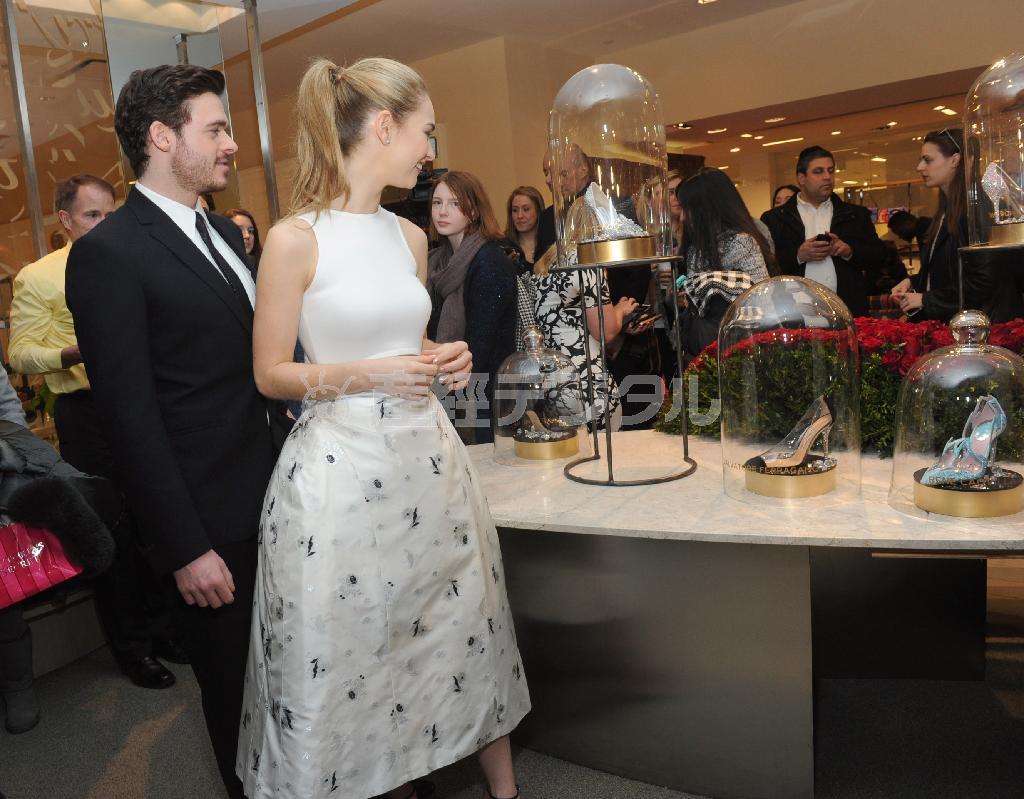 英女優、リリー・ジェームズさん＝２０１５年３月９日、米ニューヨーク（ＡＰ）