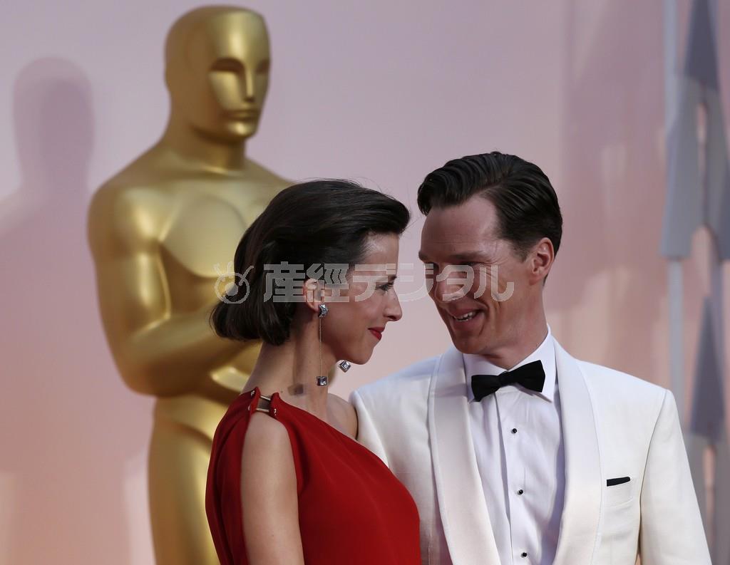 アカデミー賞授賞式に出席したベネディクト・カンバーバッチ（右）。このほど妊娠も明らかになった婚約者で女優のソフィー・ハンターと仲むつまじい姿をみせた＝２０１５年２月２２日、米カリフォルニア州ハリウッド（ロイター）