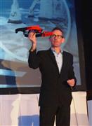 日本でのドローン発売を発表する仏パロット幹部＝１２日、東京都内