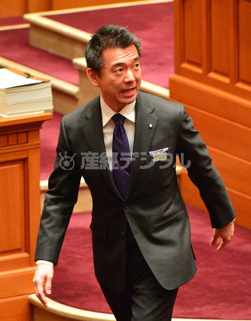 大阪市議会本会議で「大阪都構想」の協定書が可決、承認され、明るい表情で議場を出る橋下（はしもと）徹市長＝２０１５年３月１３日夜、大阪市北区（榎本雅弘撮影）