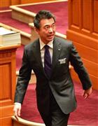 大阪市議会本会議で「大阪都構想」の協定書が可決、承認され、明るい表情で議場を出る橋下（はしもと）徹市長＝２０１５年３月１３日夜、大阪市北区（榎本雅弘撮影）