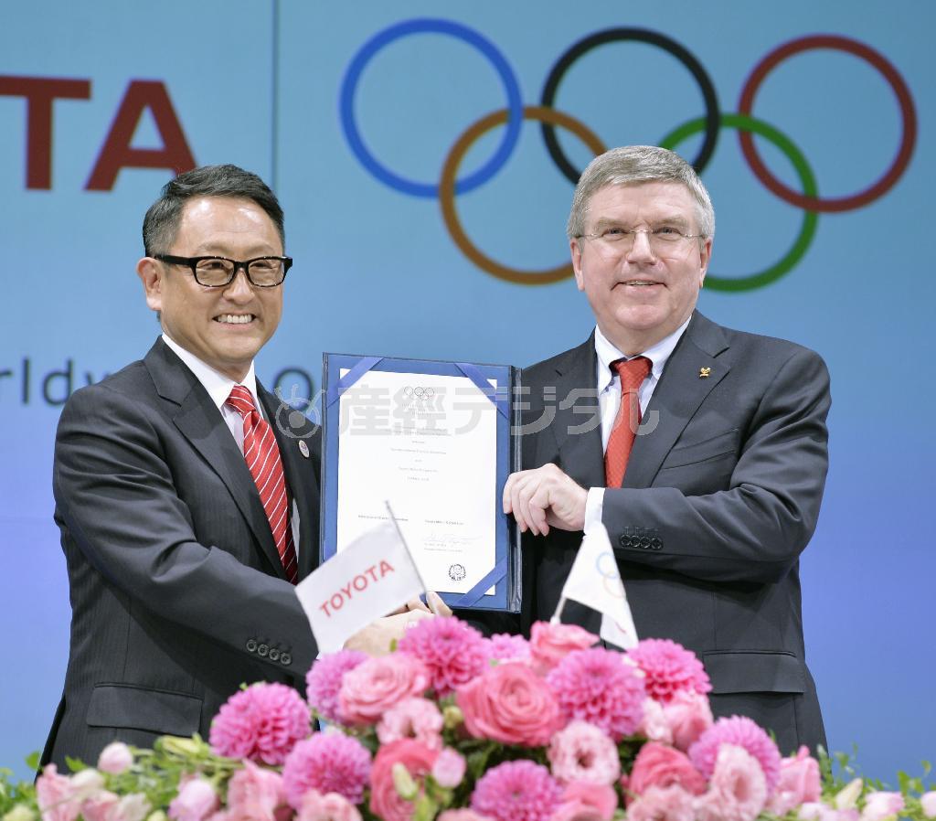「ＴＯＰプログラム」の契約締結を発表し、笑顔のトヨタ自動車の豊田章男社長（左）と国際オリンピック委員会（ＩＯＣ）のトーマス・バッハ会長＝２０１５年３月１３日午後、東京都千代田区（共同）