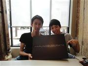 結婚した友達にドレスを渡した時の写真