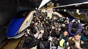 北陸新幹線が延伸開業し、金沢駅の真新しいホームに詰めかけた大勢の人たち＝２０１５年３月１４日午前６時６分、石川県金沢市（頼光和弘撮影）