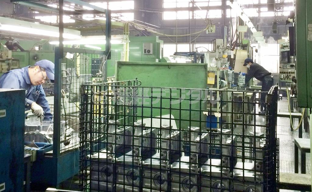 トヨタ自動車系列の自動車部品メーカーの工場。人材確保の難しさから、業績以上の賃上げに踏み切る企業も出ている＝２０１５年３月１２日（松岡朋枝撮影）