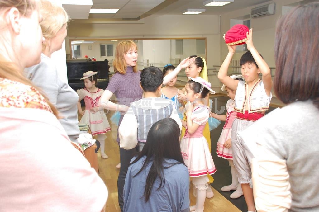 首都モスクワの日本人学校の地下ホールで子供たちを指導する千野真沙美さん（中央）＝２０１５年２月１３日、ロシア（黒川信雄撮影）